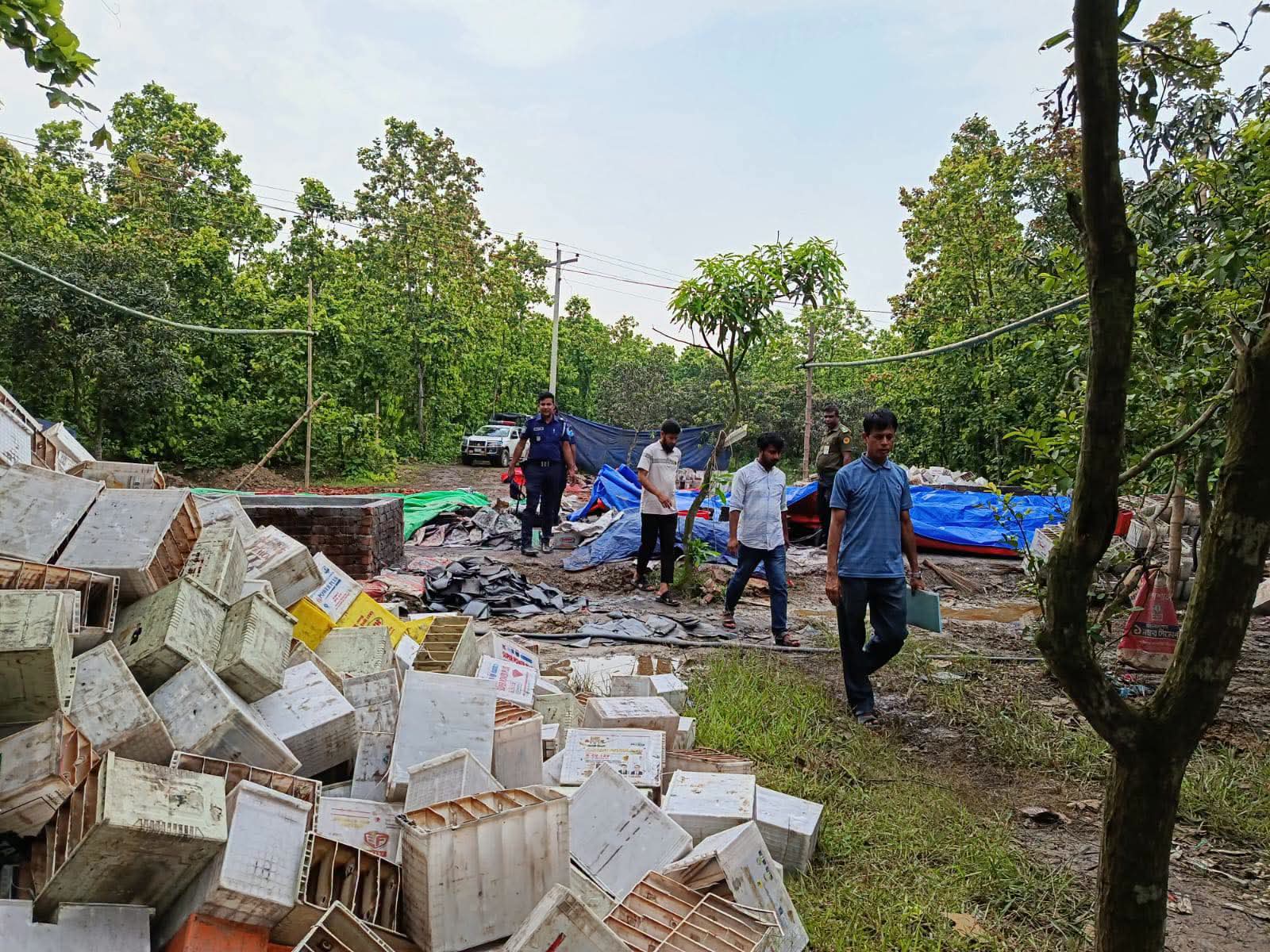 শ্রীপুরে অবৈধ ব্যাটারি কারখানায় অভিযান, সীসা উৎপাদনের যন্ত্র জব্দ