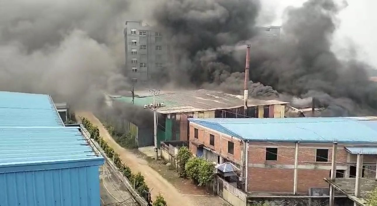 পূবাইলে কেমিক্যাল কারখানায় ভয়াবহ আগুন, ২০১৬ সালেও ঝরেছিল ৬ প্রাণ